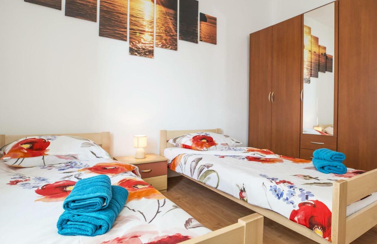 Apartment Stefania On The Beach Koromacno Exterior photo