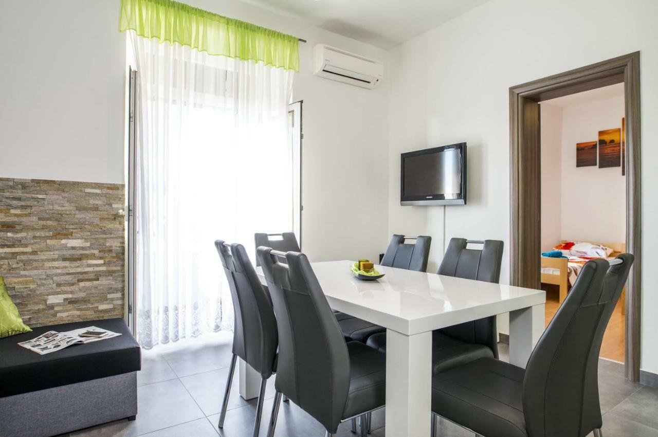 Apartment Stefania On The Beach Koromacno Exterior photo