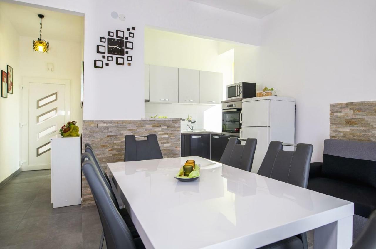 Apartment Stefania On The Beach Koromacno Exterior photo