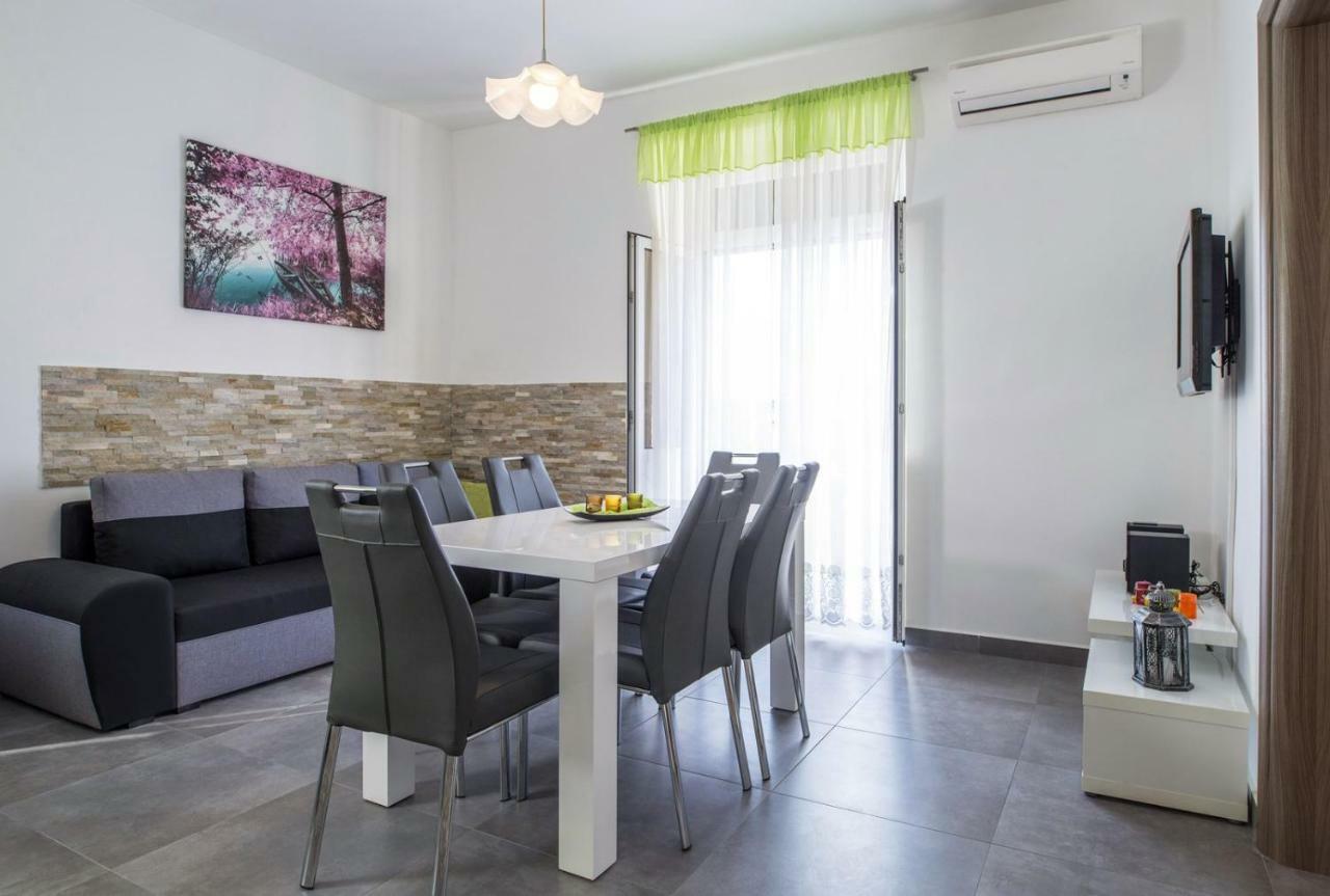 Apartment Stefania On The Beach Koromacno Exterior photo